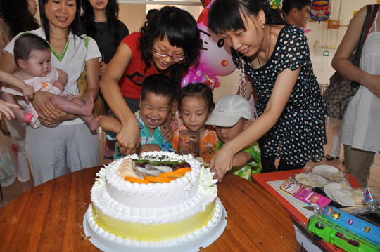 這一刻孤獨(dú)的心靈充滿陽光 - 海南航空員工六一慰問兒童