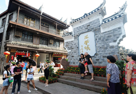 湘西鳳凰迎來(lái)旅游高峰[組圖]