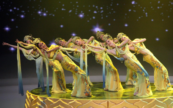 吳伯雄出席第五屆兩岸經(jīng)貿(mào)文化論壇文藝晚會(huì)[圖]