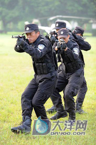 亞運(yùn)安保大練兵 汽車碾胸特警面不改色(組圖)