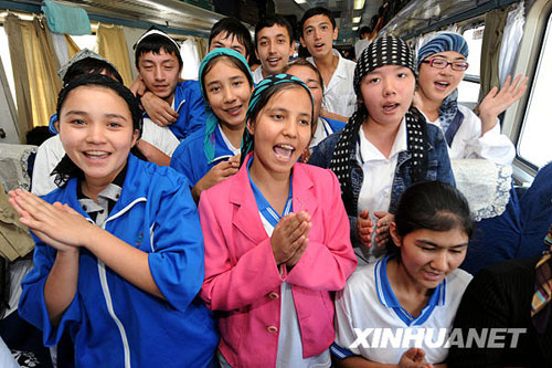 流動大家庭 歡樂返疆路[組圖]