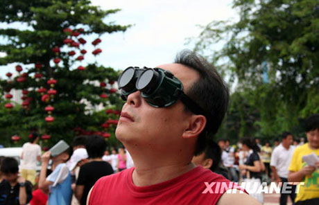 “十八般兵器”觀日食[組圖]