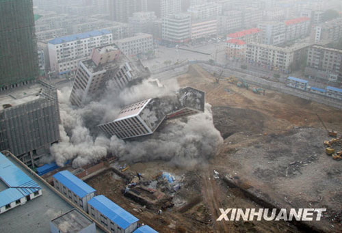 沈陽(yáng)成功爆破昔日最高住宅樓[組圖]
