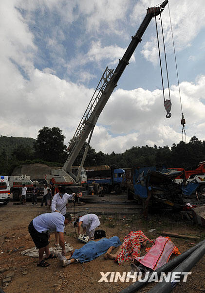 貴黃高速公路發(fā)生一起交通事故 3死1傷[組圖]