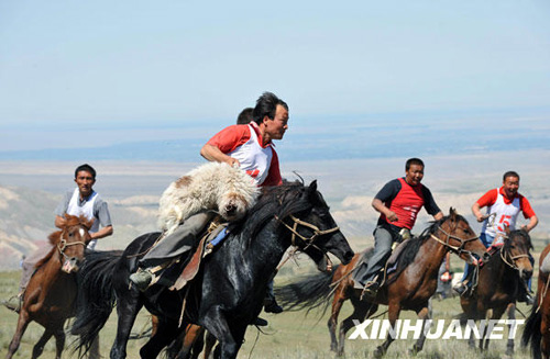 天山夏牧場(chǎng)上的叼羊比賽[組圖]