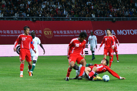 沒輸就算贏了！國足0-0撼平塞內(nèi)加爾(組圖)