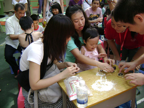 廣州“小手大手齊動(dòng)手，中秋月餅DIY”活動(dòng)舉辦