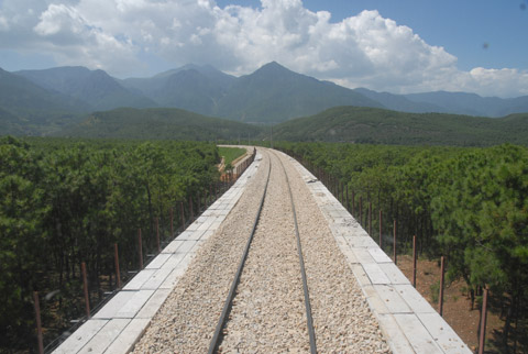 昆明鐵路局：加快鐵路建設(shè) 支持地方經(jīng)濟社會發(fā)展