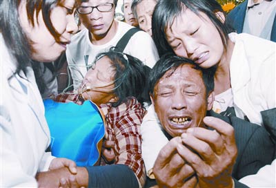 湖北荊州擬建雕塑紀念3名舍己救人大學(xué)生(圖)