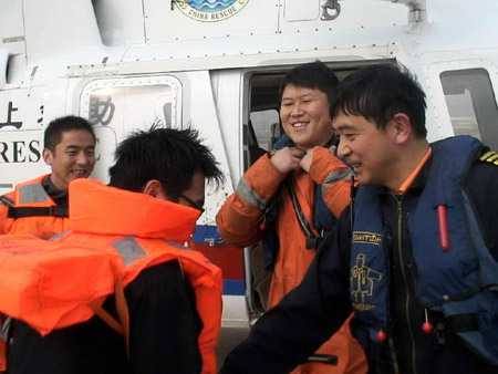山東北海救助飛行隊(duì)勇救9名遇險(xiǎn)船員