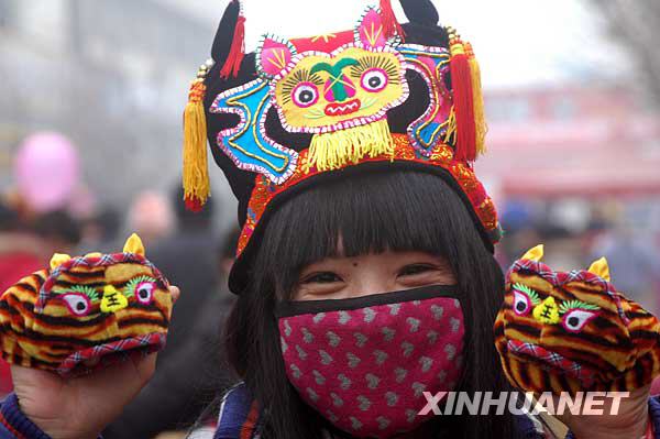 虎年將至 “虎頭鞋帽”俏銷(xiāo)