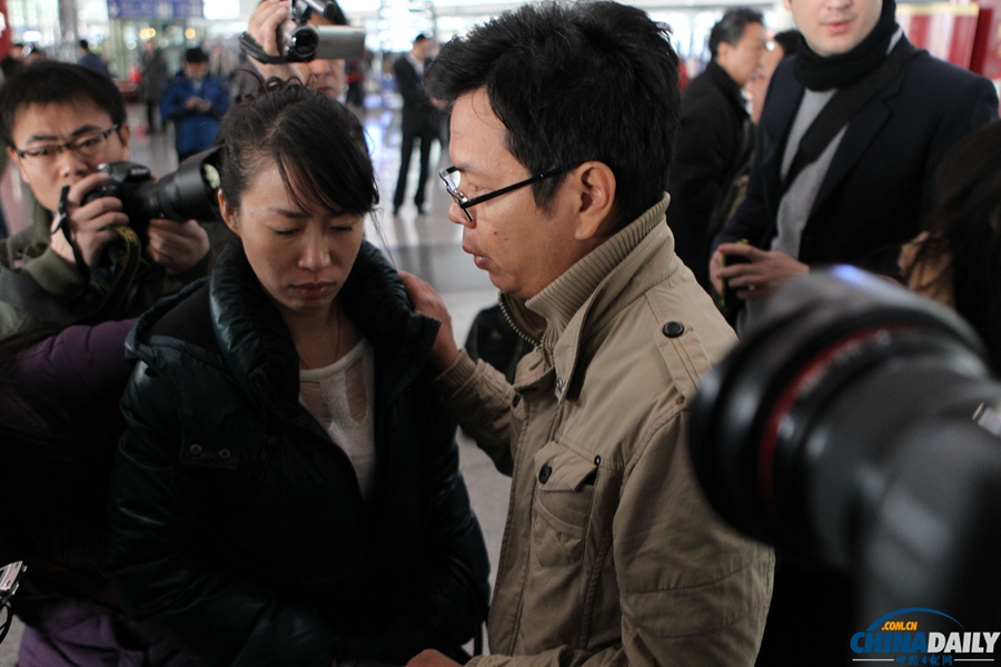 馬來(lái)西亞載154名中國(guó)人航班失聯(lián) 機(jī)場(chǎng)家人焦急等待